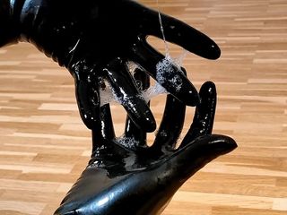 Fetish Pengu: Spuug met latex handschoenen - kwijlen op rubber