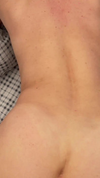 Ateşli orta yaşlı seksi kadın heyecanla ve amında kalın bir yarak arzusuyla uyandı