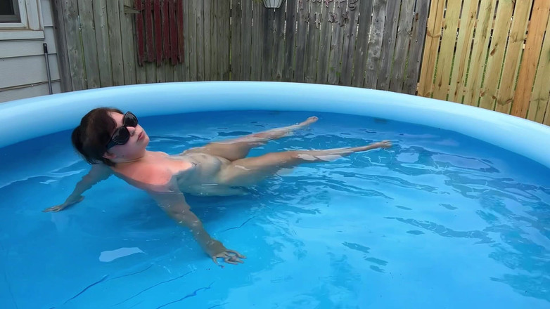 DollBabyLynn: Bakış açısı: havuz ucubesi yakalandı! Anal Devore