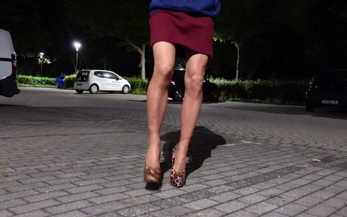 Loreley add: シシーは駐車場で本物のナイロンとスカイヒールで彼女のマイクロTバックをおしっこします