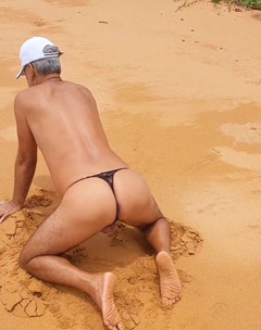 Ladysilvas: Ladysilva travestito sulla spiaggia in mutandine Che culo caldo