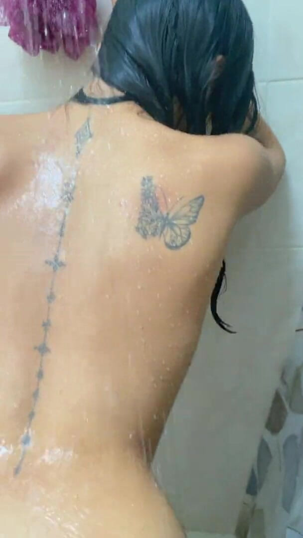 Tara rico: Je nadržená ve sprše a zavolá svého nevlastního otce, aby...