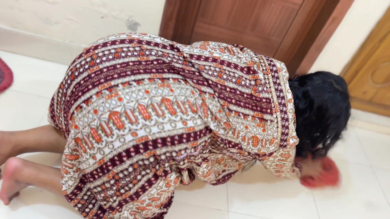 Aria Mia: Servitoare egipteană sexy cu curul mare blocată sub pat și nud