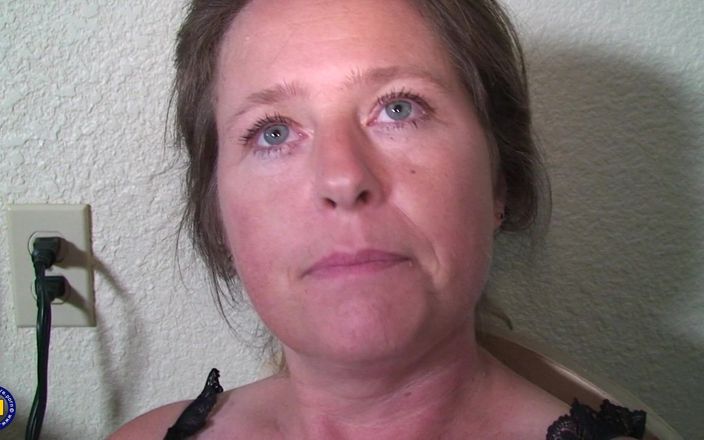 Mature NL: Signora matura con bellissimi occhi eccitati ama un grasso cazzo...