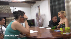 Girls Bang: Due splendide troie studentessa danno il loro culo in un'orgia...