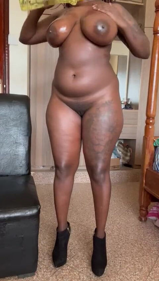 Nasty_hotbabe: Geoliede hete zwarte slet vingert haar kontgaatje op zijn hondjes (terwijl...