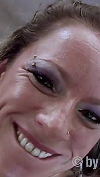 Sexy tatuada milf solo delante de la cámara