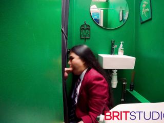 Brit Studio: Asyalı kız duvar deliğinde yarak emiyor