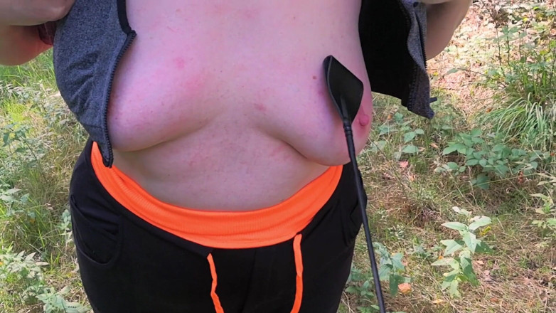 Bouncy Tits Action: Tittenpeitschen im wald 267