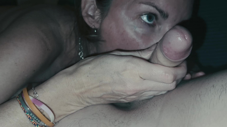 Marty and Wendy: Tante seksi ini telan sperma layaknya ratu