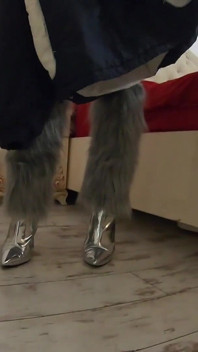 털이 무성한 코트와 반짝이는 하이힐을 신고 자위하기 205