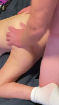 Sexy milfka je ošukaná zezadu manžílek stříká na její zadek