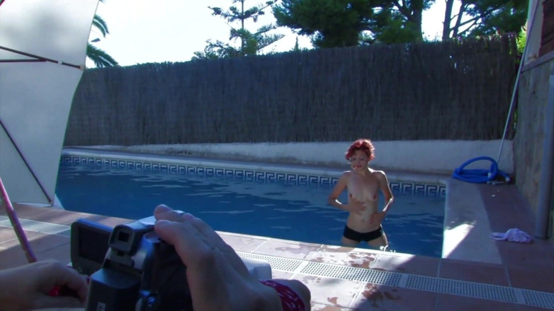 Anal Invasion: Rossa sensuale rimorchiata in piscina e scopata in culo