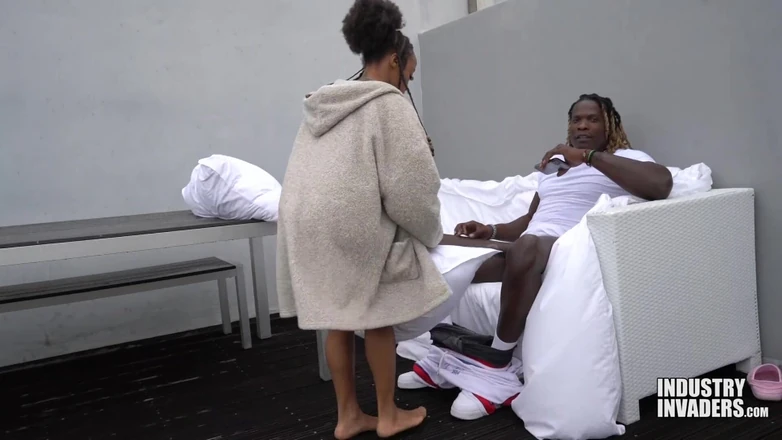 Naked Hustlers: Sucking off Big Bro