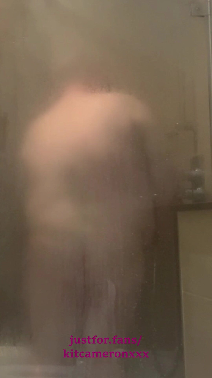 KitCameronXXX: Gorący prysznic w zestawie