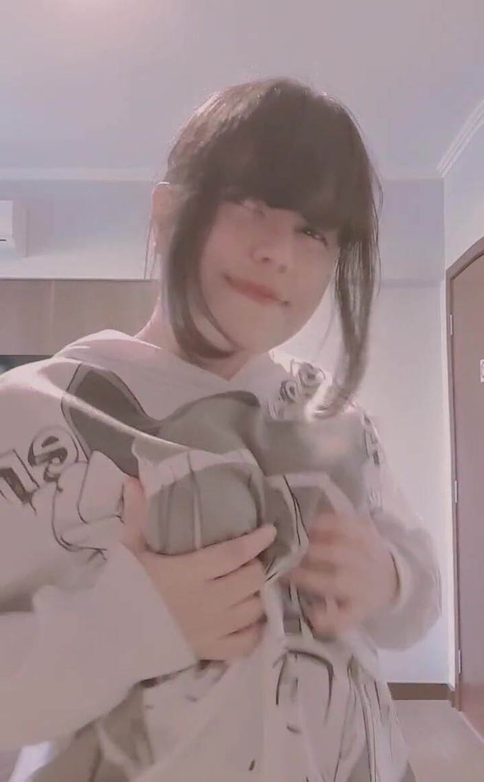 Hana Lily: ¿Quieres jugar con mi cuerpo?