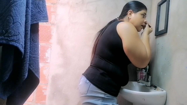 Adribella69: Vedo la mia matrigna si cambia i vestiti, che culo...