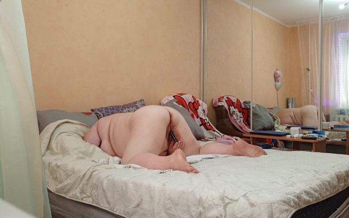 Zona901: Подруга с большой задницей мастурбирует свою волосатую киску