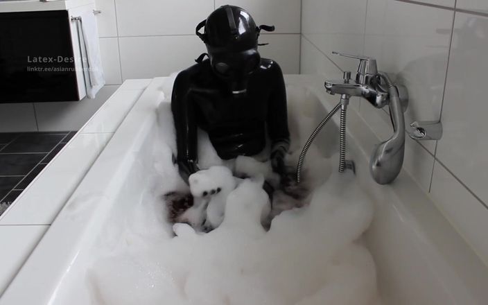 Latex Desire: भारी रबर में विश्राम स्नान