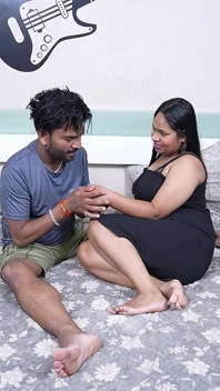 インドのホットポルノ デヴァールとバービーの胸、ミルクを飲む動画