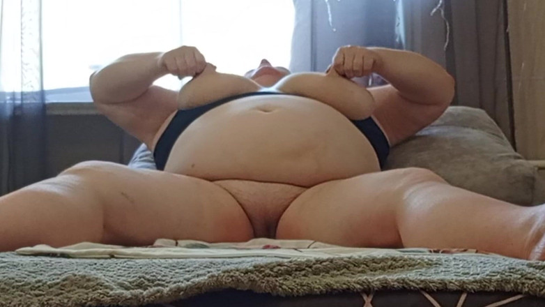 Zona901: 一个工作的朋友用玩具自慰她的阴户