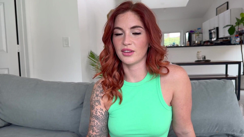 Zoeneli: Гаряча руда сусідка з великою дупою потребує поради - відтрахана великим членом і отримує величезний кремпай