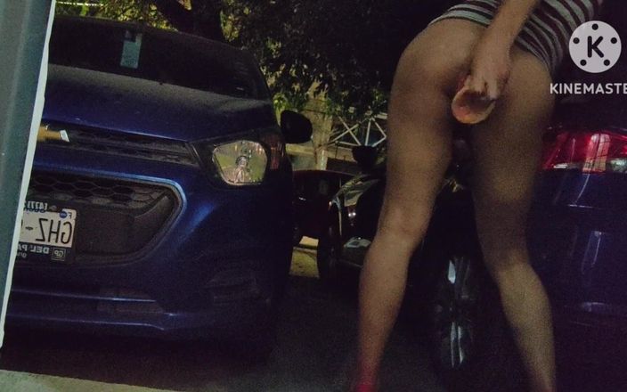 Traviezisha: Sissy Utomhus anal dildo onani (du kan höra människor prata och...