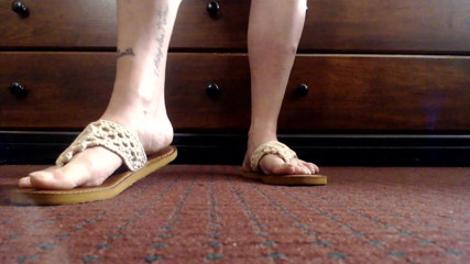 Abby Anna: In piedi gioca con le scarpe con le infradito