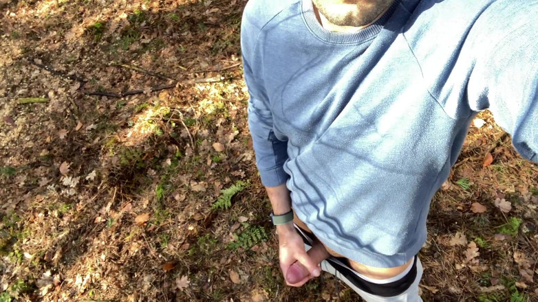 Fratchino: Il ragazzo arrapato piscia con un cazzo duro e sborra