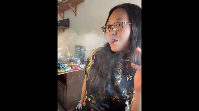 Smoking Asian: 체인스모킹 아시아 고백: 섹시한 실크 청샘과 긴 담배 홀더에 담배 3개 피우기