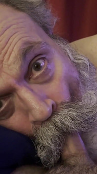 Starý muž Velký knír kouření, saje lízání a hums jeho cesta ke krémové odměně