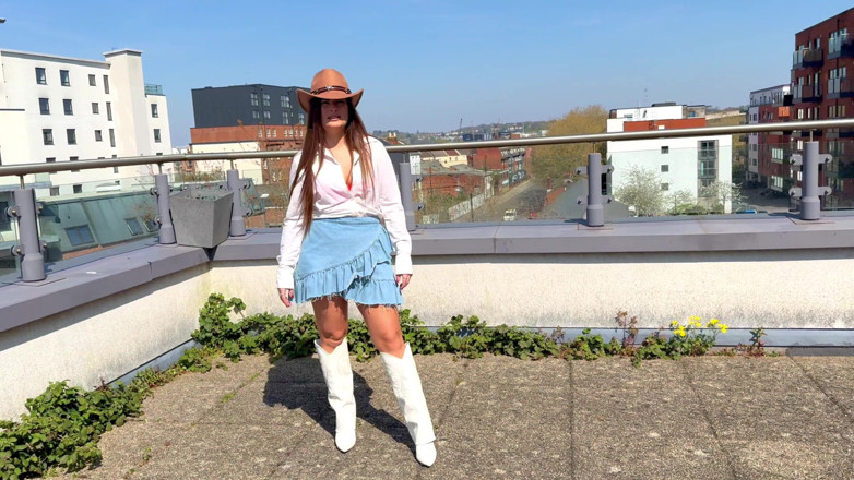 Latina Fetish: Ava Kayley in: cowgirl catturata, No cavalca solo restrizioni (4k + bts)