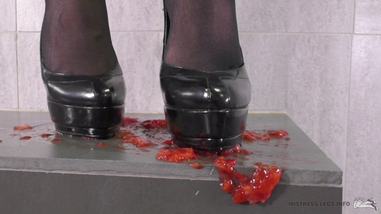 Mistress Legs: Schiacciamento cibo succoso con tacchi alti