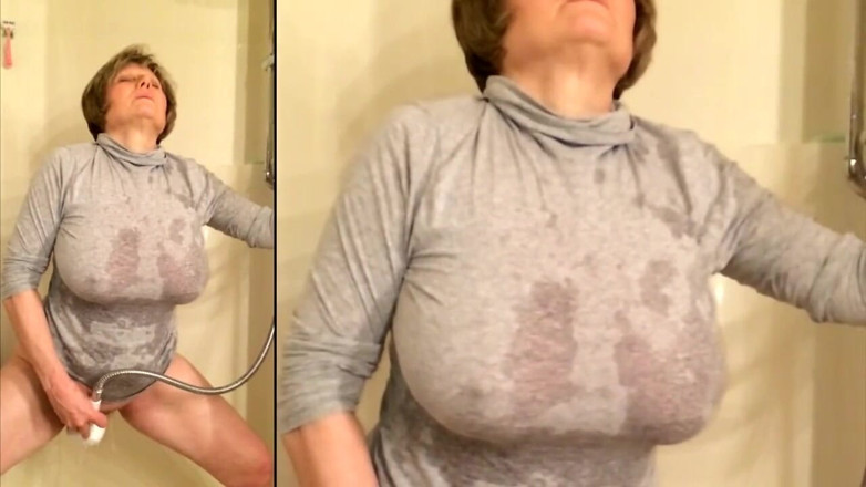 MarieRocks: O BUNICĂ SEXY CU SÂNII MARI SE MASTURBEAZĂ ÎNTR-O CĂMAȘĂ GRI