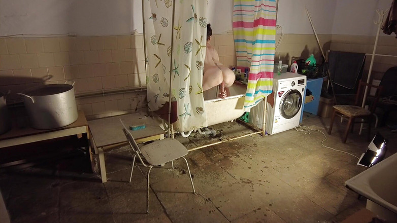 Roy1987: Capturada madrasta se masturbando no chuveiro e fodendo bem