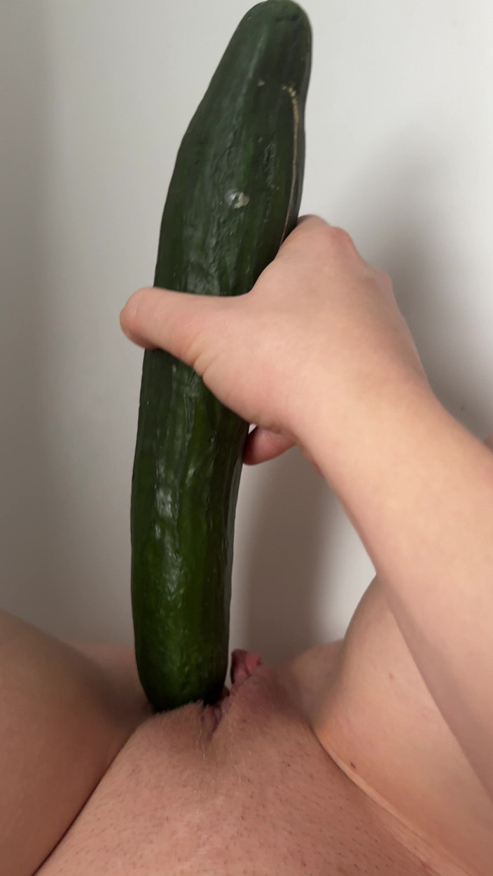 SweetLucy96: El pepino es demasiado grueso para mi coño
