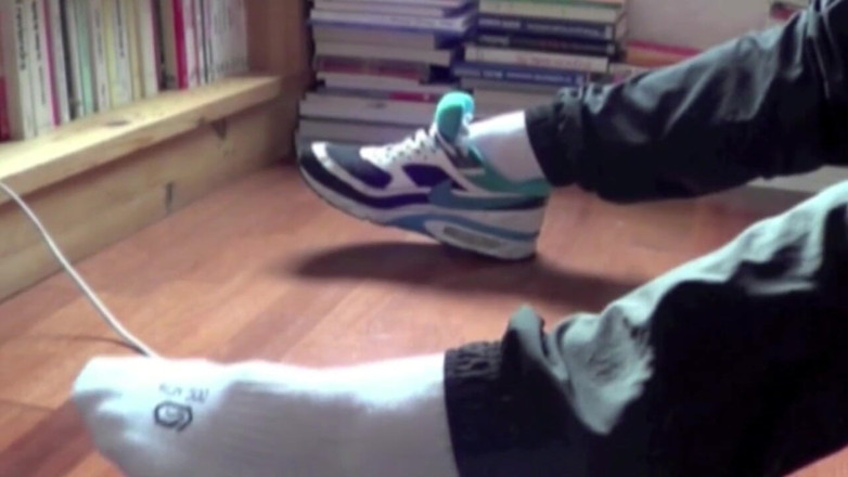 Sneaker gay: Prosta masturbacja węsząca trampki