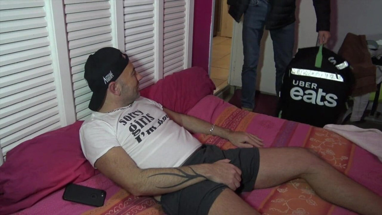 Gaybareback: Franse kerel zonder condoom geneukt door twink Uber eats bezorger