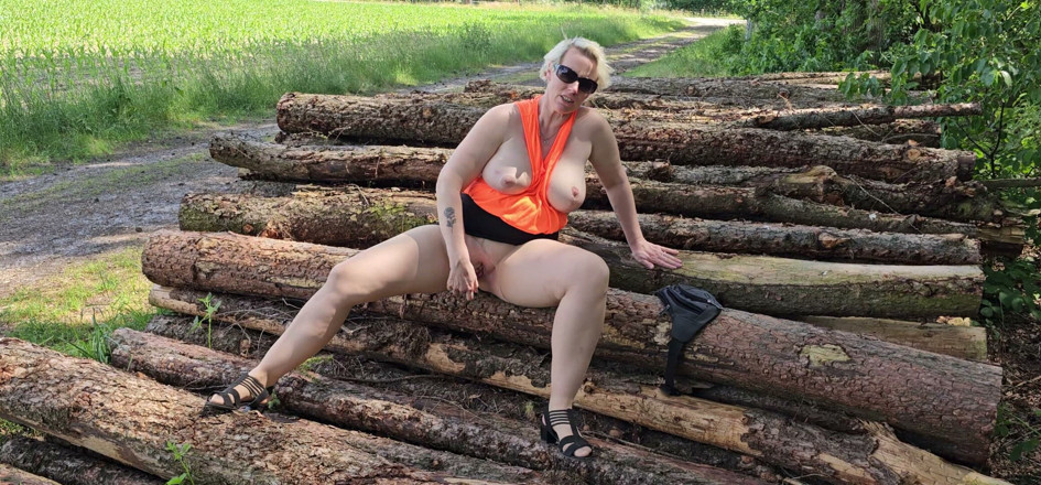 UserBitch1: Outdoor a făcut sex cu vibratorul