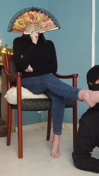 Tillbe fötterna på en tjej i blå jeans