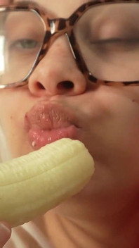 La sorellastra gigantessa mangia il grosso cazzo del fratellastro piccolo perché è una banana e quindi sostituisce