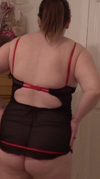 Striptease in blanker rosa körper, spielt mit brüsten
