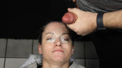 Dirty Dees: È tornata e il suo viso è coperto di grandi carichi...