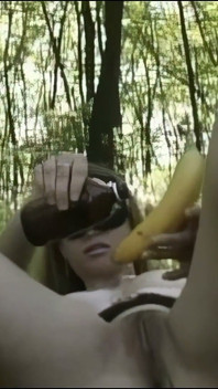 Las Zorras Del Bosque: El Cura Se Acuesta Con Una Chica Con El Capucho Mientras La Otra Se Masturba Con El Plátano
