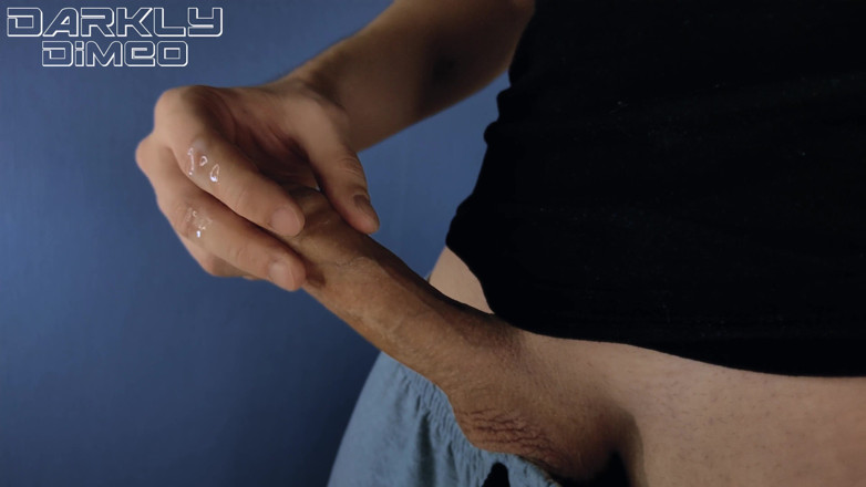 DarklyDimeo: Un mec excité branle une grosse bite en gémissant d'orgasme, éjac énorme