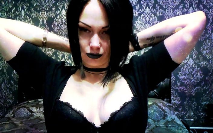 Goddess Misha Goldy: Je vais modeler pour toi différents colliers de choker sexy,...