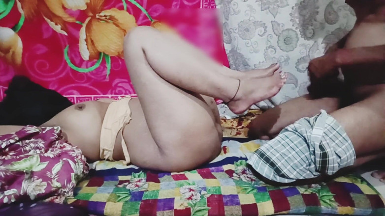 BendableFog5: देसी भाभी ने अपने देवर को तेल मालिस कर पटाने गई और लंड पकड़ के हिलाने लगी