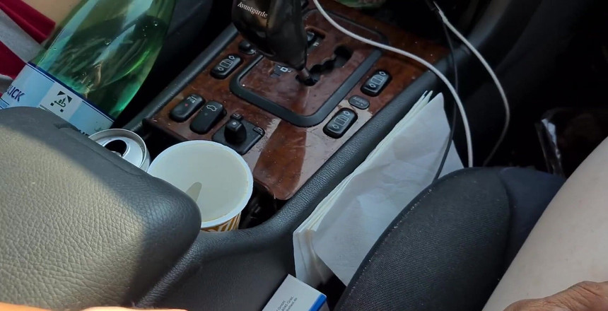 Prettyboi2000x: Sugând pula unui tip în mașina lui până când ejaculează - Prettyboi2000x