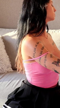 Caliente y cachonda morena babe college cheerleader hace que un chico de gran polla se corra tocando su teléfono y lo deserde