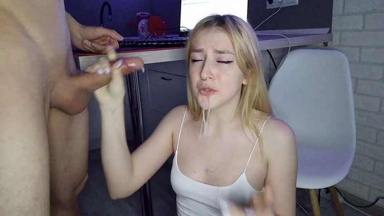 KissAllisse: Semen inesperado en la garganta ¡Prometió correrse en la cara! Garganta...